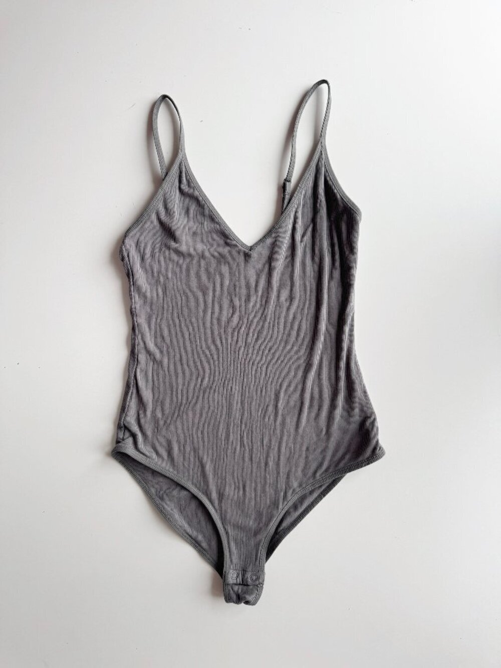 Aritzia TALULA Kinver Graphite Grey Ribbed Modal Jersey V-Neck Bodysuit, Size XS